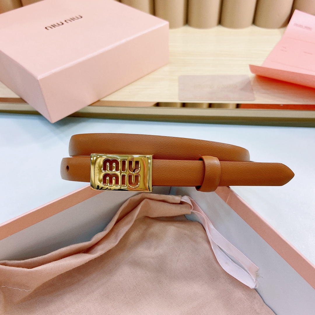 MiuMiu徽标跃于此款细腰带的金属