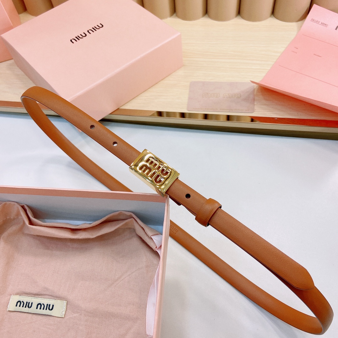 MiuMiu徽标跃于此款细腰带的金属