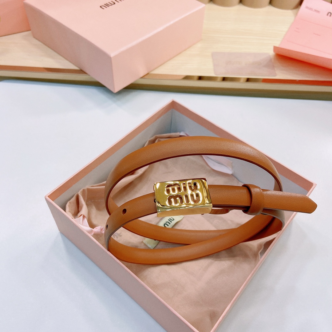 MiuMiu徽标跃于此款细腰带的金属