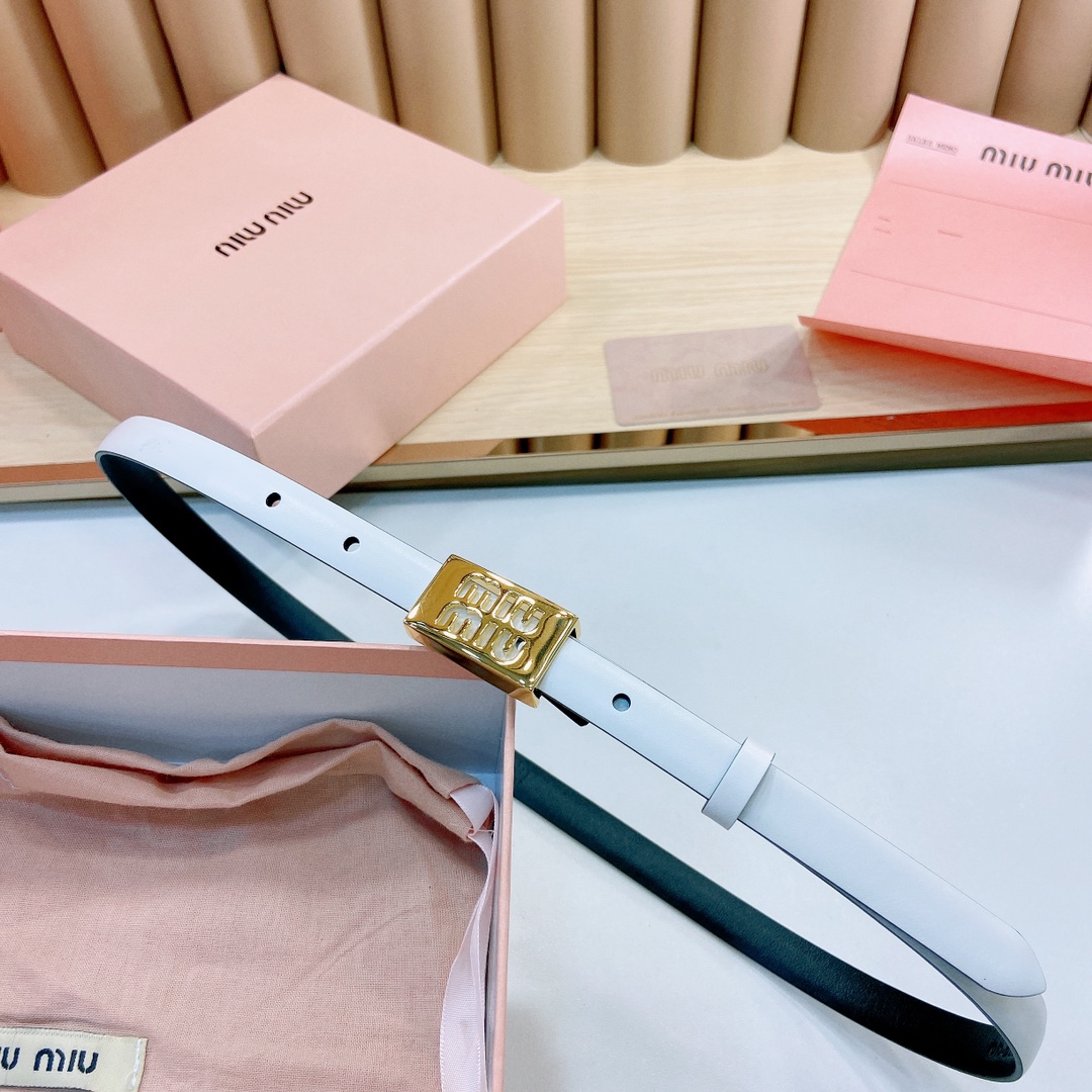 MiuMiu徽标跃于此款细腰带的金属