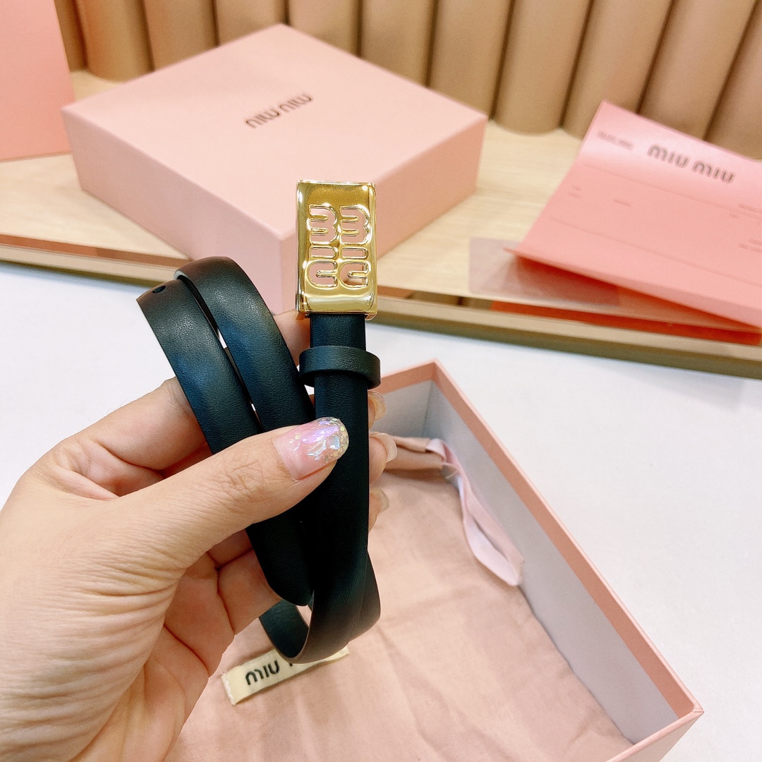 MiuMiu徽标跃于此款细腰带的金属