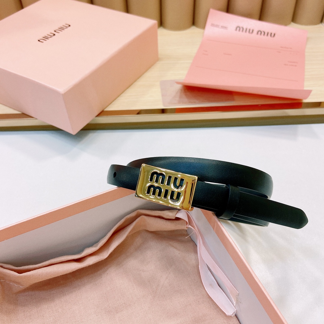 MiuMiu徽标跃于此款细腰带的金属