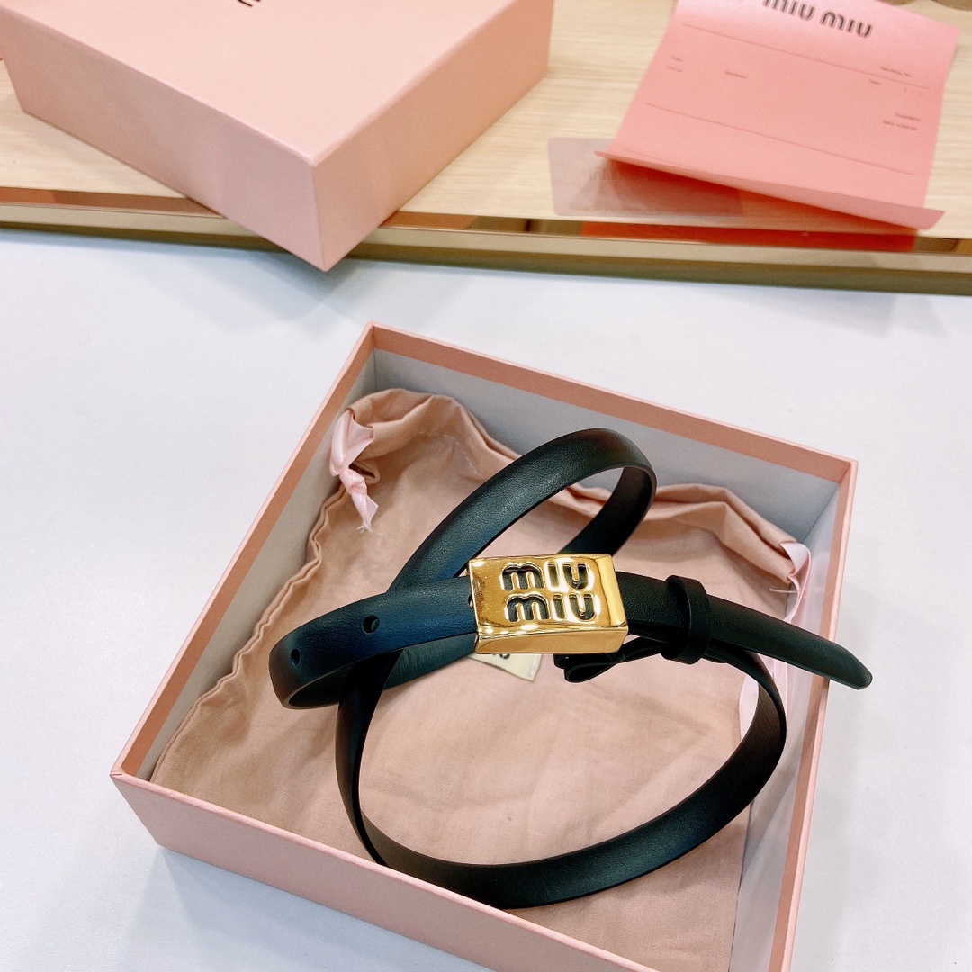MiuMiu徽标跃于此款细腰带的金属