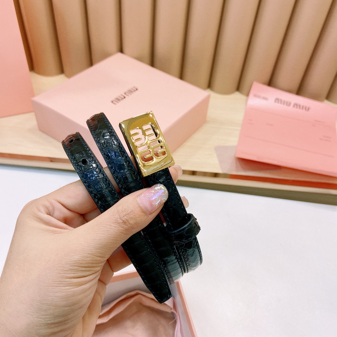 MiuMiu徽标跃于此款细腰带的金属