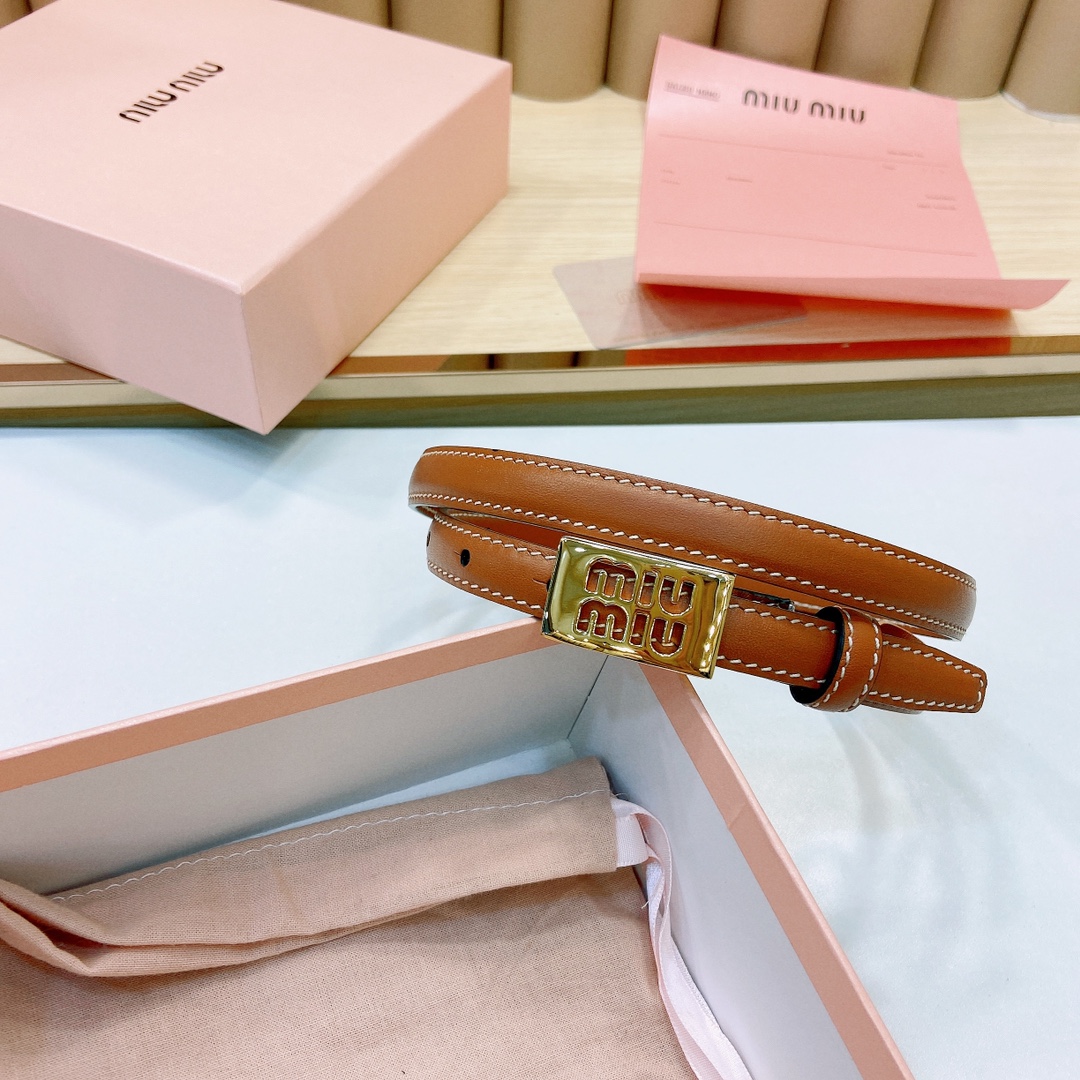 MiuMiu徽标跃于此款细腰带的金属