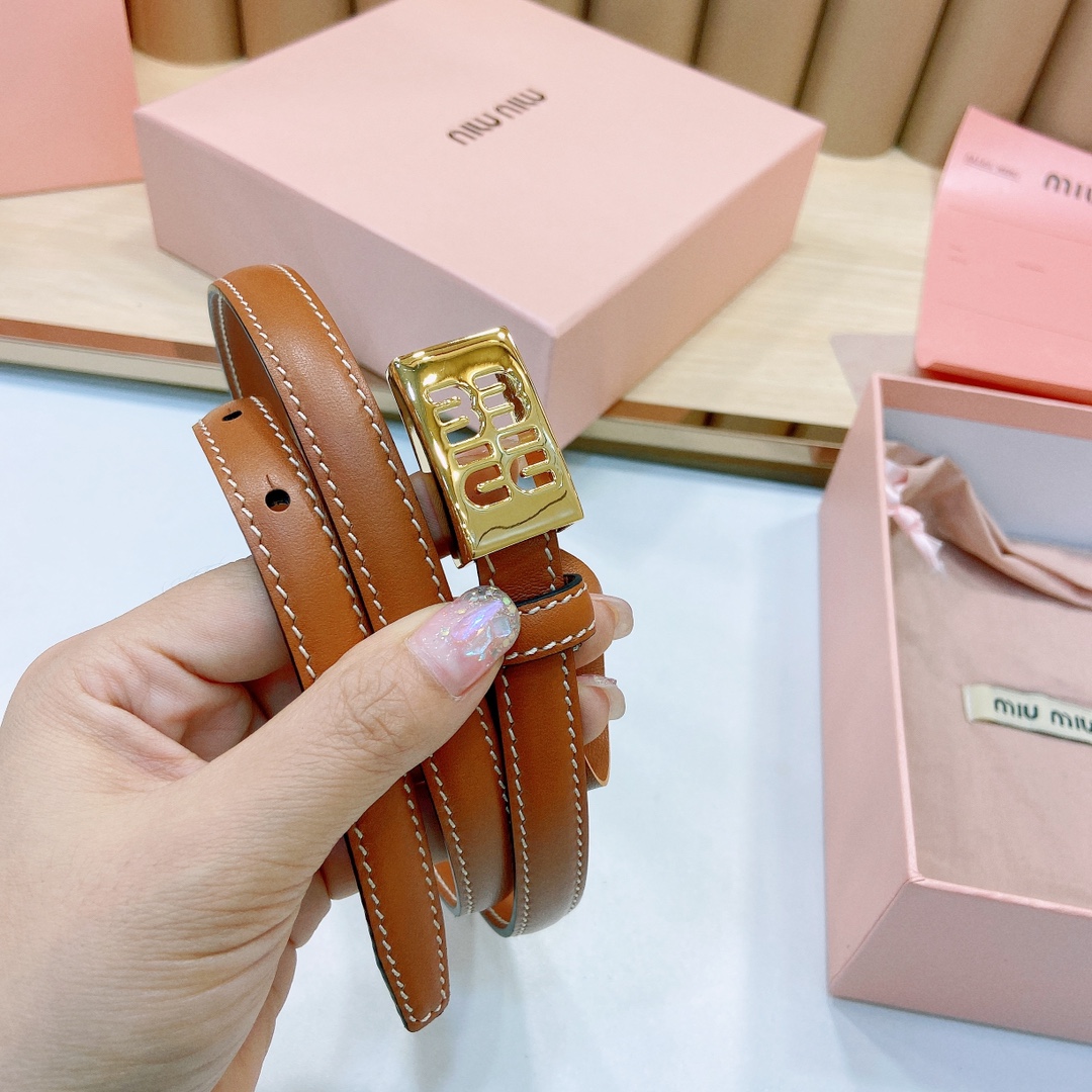MiuMiu徽标跃于此款细腰带的金属
