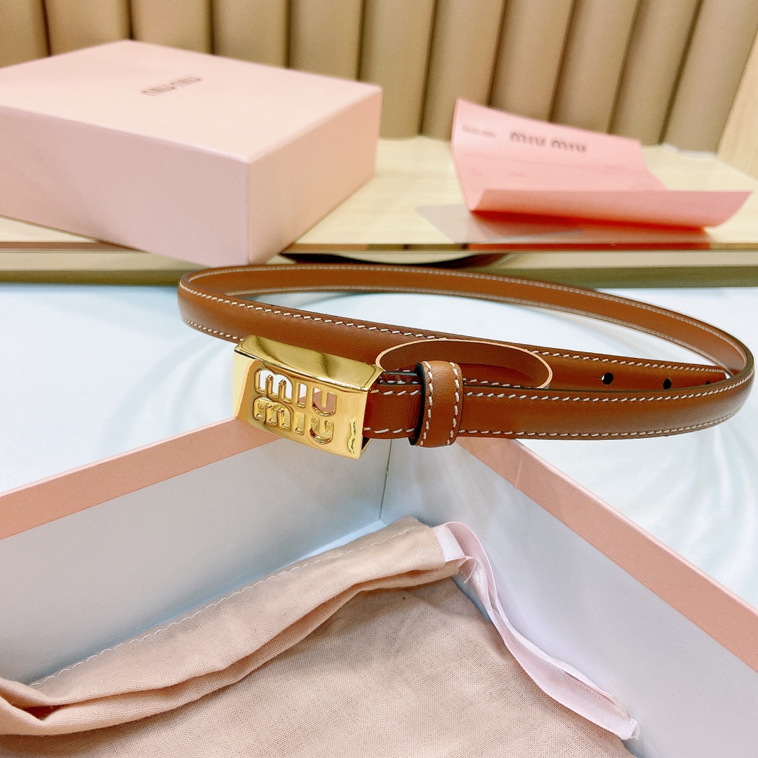 MiuMiu徽标跃于此款细腰带的金属