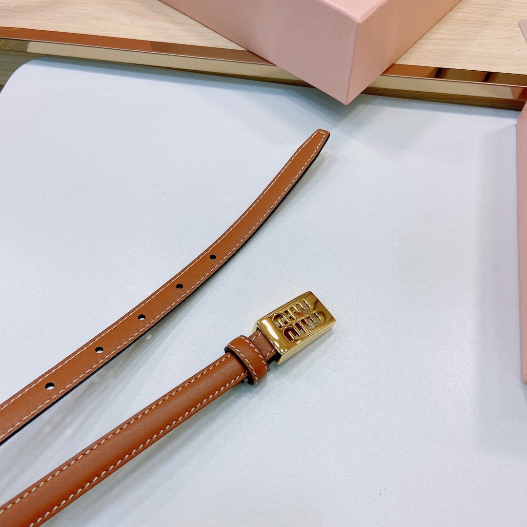 MiuMiu徽标跃于此款细腰带的金属