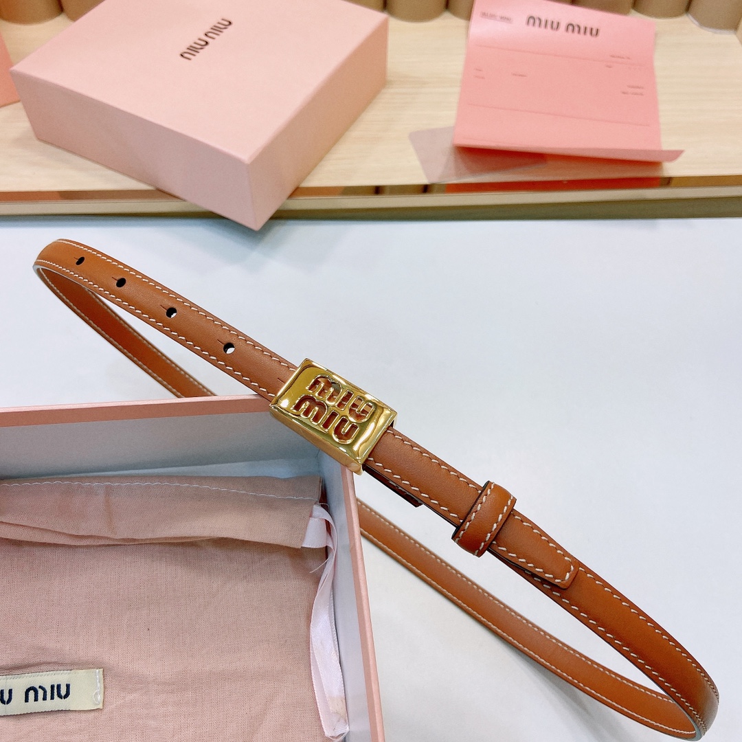 MiuMiu徽标跃于此款细腰带的金属