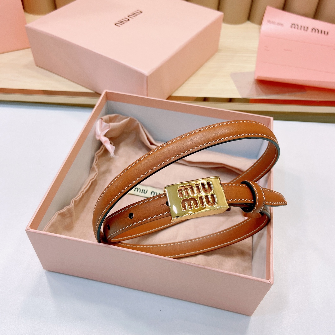 MiuMiu徽标跃于此款细腰带的金属