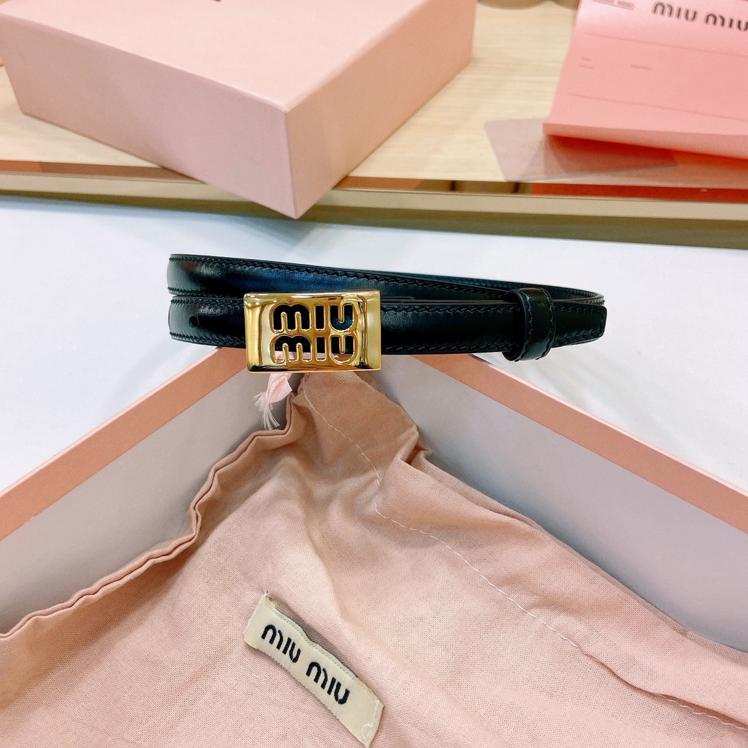 MiuMiu徽标跃于此款细腰带的金属