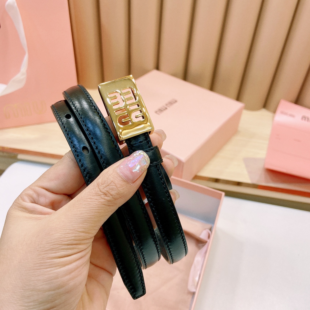 MiuMiu徽标跃于此款细腰带的金属