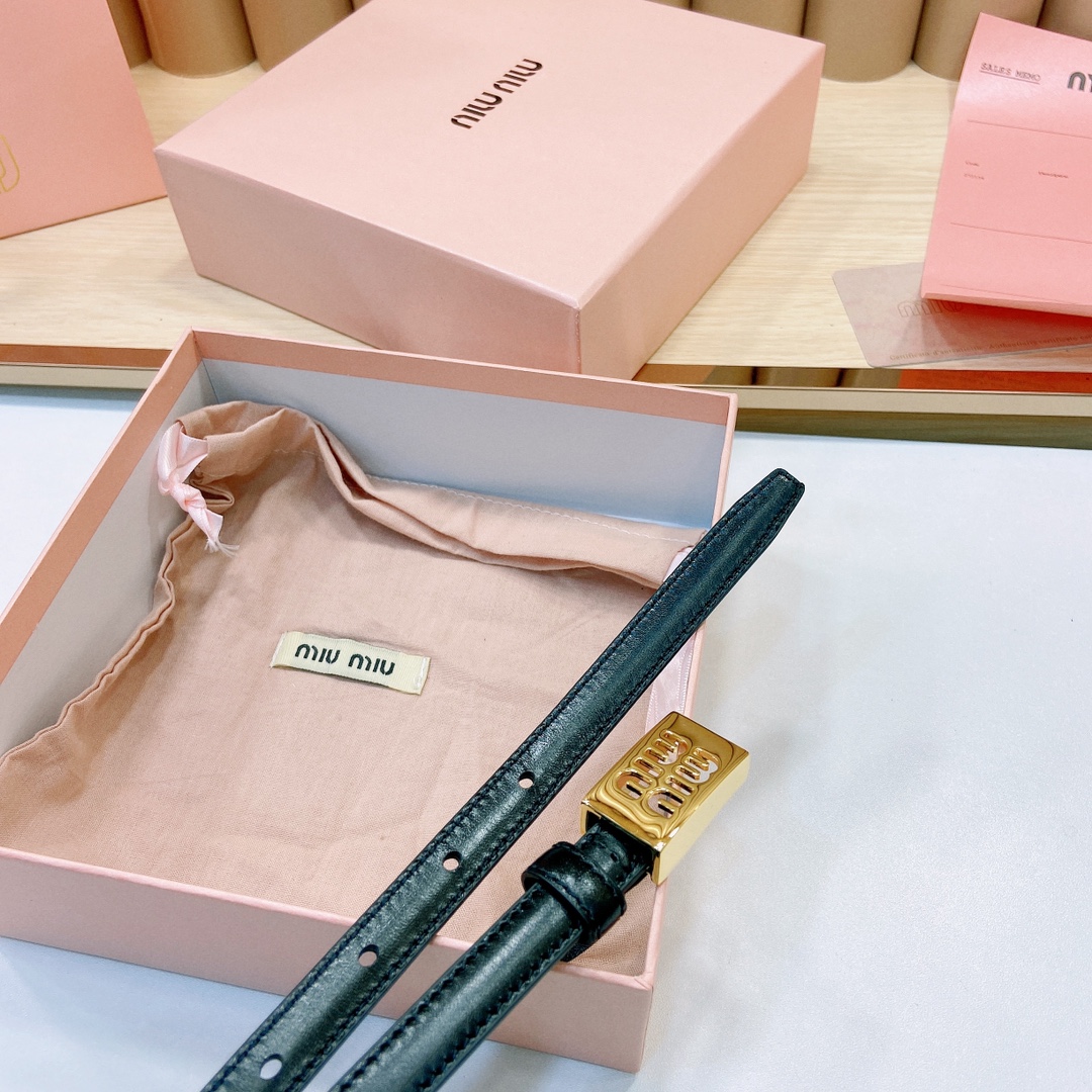 MiuMiu徽标跃于此款细腰带的金属