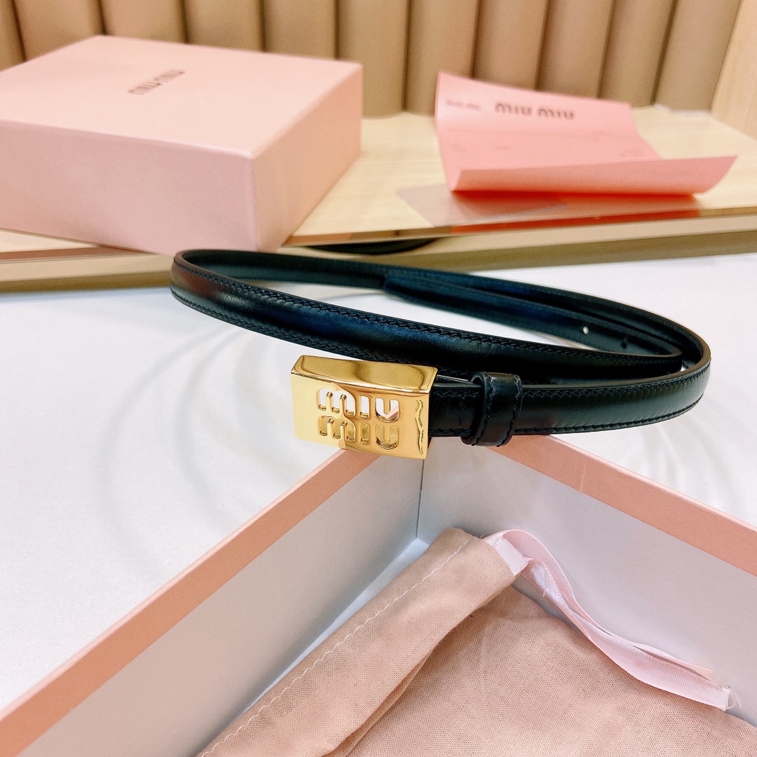 MiuMiu徽标跃于此款细腰带的金属