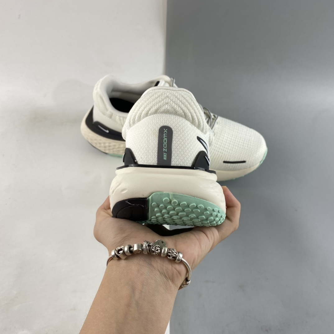 P220 Nike ZoomX Invincible Run FK 2 不可战胜慢跑鞋 DH5425-102