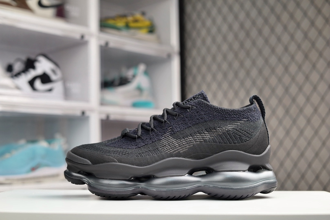 H5 Nike Air Max Scorpion FK 全黑 次世代气垫搭载全掌长气垫鞋款 而这样的配置，会带来过去所有 Air Max 鞋款所没有的穿著体验；除了中底外鞋面材料也有所突破，根据 Dylan Raasch 说法，这次鞋面为新开发的 Chenille Flyknit，鞋舌、鞋领处加入了新材质，是与过去 Flyknit 最大的不同当年跨时代的气室设计成功引起风潮，几年过去鞋款审美也大大的改变