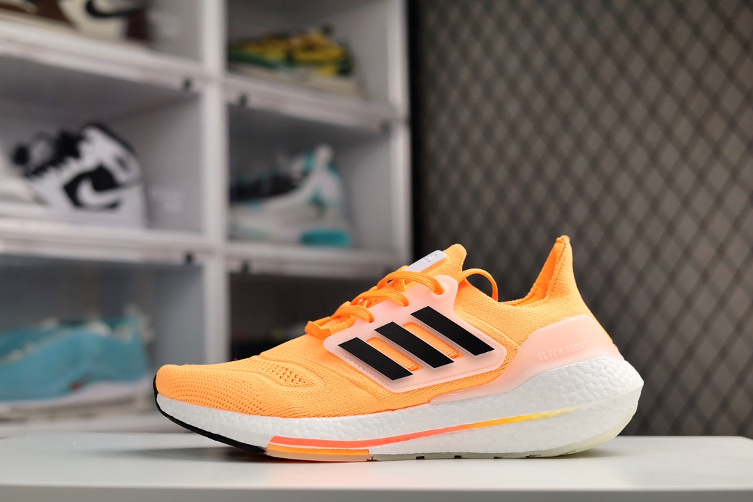 G0 Adidas UltraBoost 22 2022官方同步主推新款 以编织纱网代替 TPU 材质，更加轻薄柔软，令脚感更为舒适。同时搭配黑色线条与后跟镂空TPU支架灰白调相呼应，令造型更加科幻前卫。搭配Primeknit J5 科技，从脚背到脚底像袜子一样一体织成，带来全方位贴合