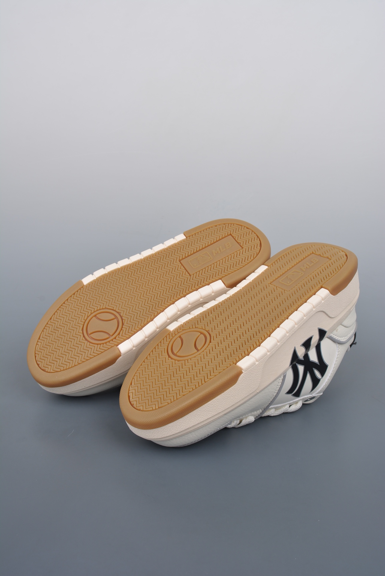 💰220 纯原版 可退换
MLB NY 印花网红老爹鞋 象牙白
内增高6cm 原厂原档案数据开发 
进口纳米材质 原厂全套手提袋 
原盒雷射防伪标包装WX
Size：36-44