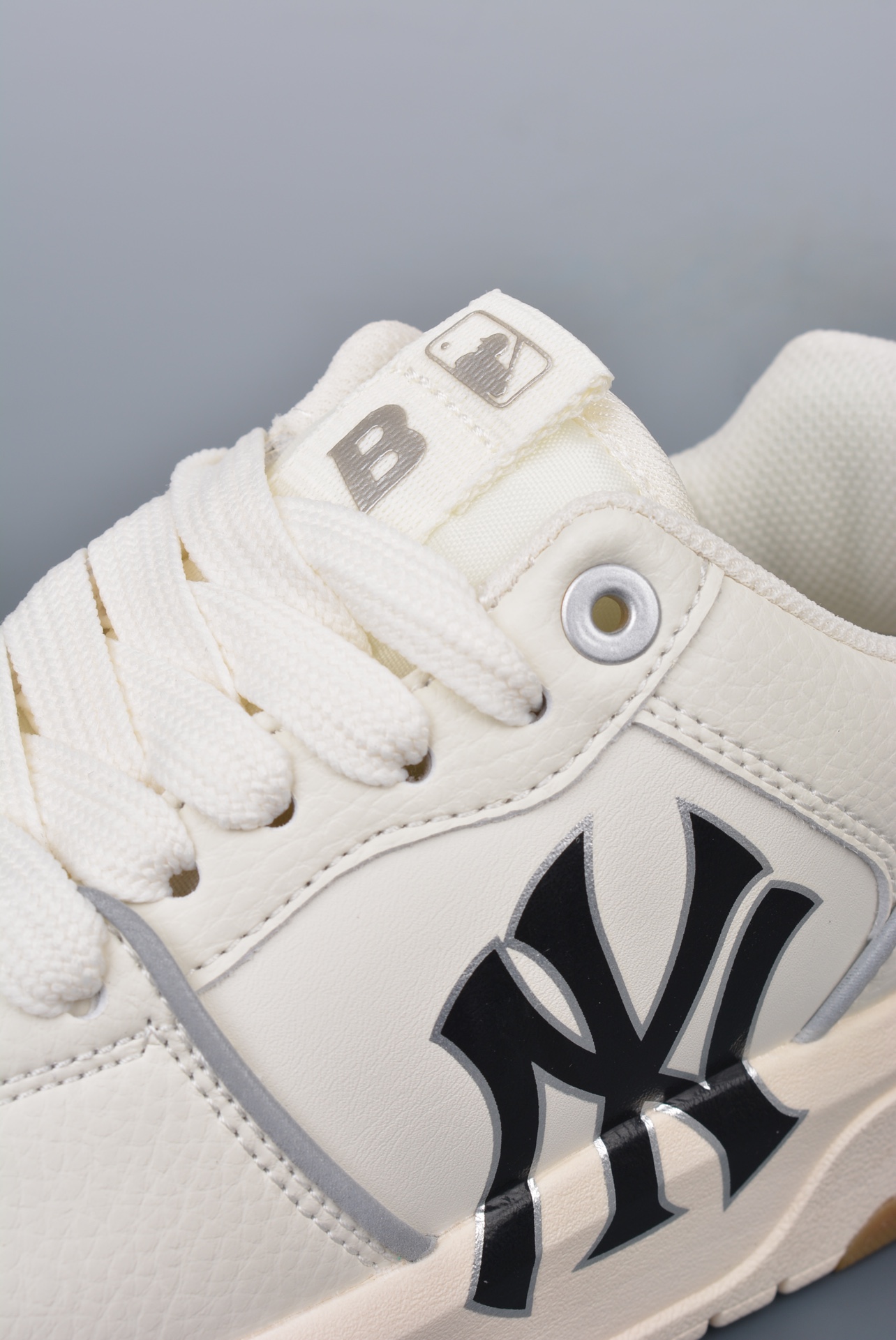 💰220 纯原版 可退换
MLB NY 印花网红老爹鞋 象牙白
内增高6cm 原厂原档案数据开发 
进口纳米材质 原厂全套手提袋 
原盒雷射防伪标包装WX
Size：36-44