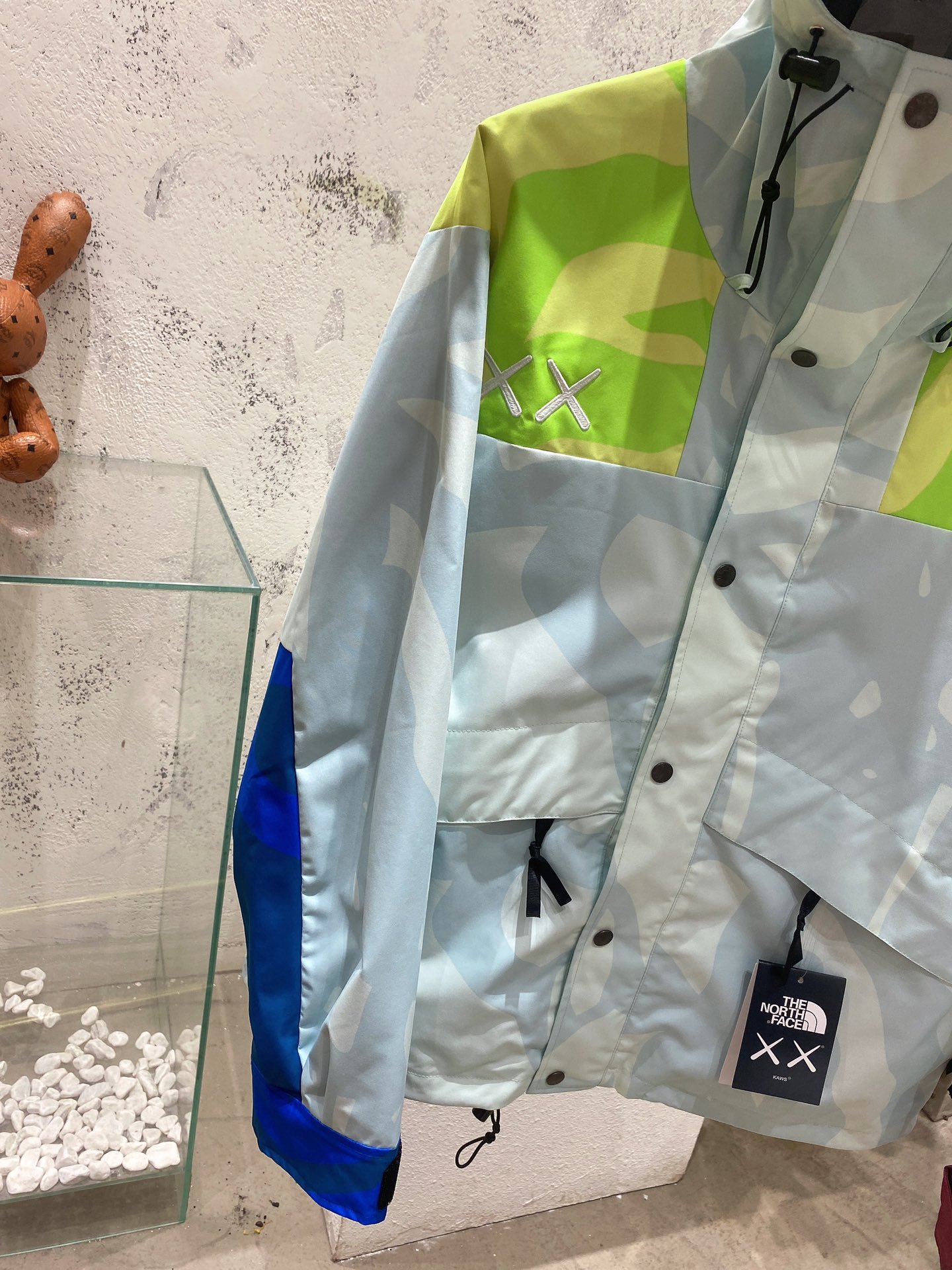 北面联名冲锋衣外套•thenorthface北面kaws联名系列硬壳夹克男女同款户外上新|7wlw宽松潮流高街百搭 情侣款 必入 男女同款the north face xx kaws倾力打造 汇聚两种思维 共赴一个未来dryvent全压胶外壳科技面料 防水 排湿 耐磨！良好的耐久性及功能性的同时 仍能保持良好的透气性 双门襟设计➕带压合帽边给你保护 ！隐藏袋设计 户外通勤各种满足 ！colour：蓝色 绿色 紫色size：s m l xl