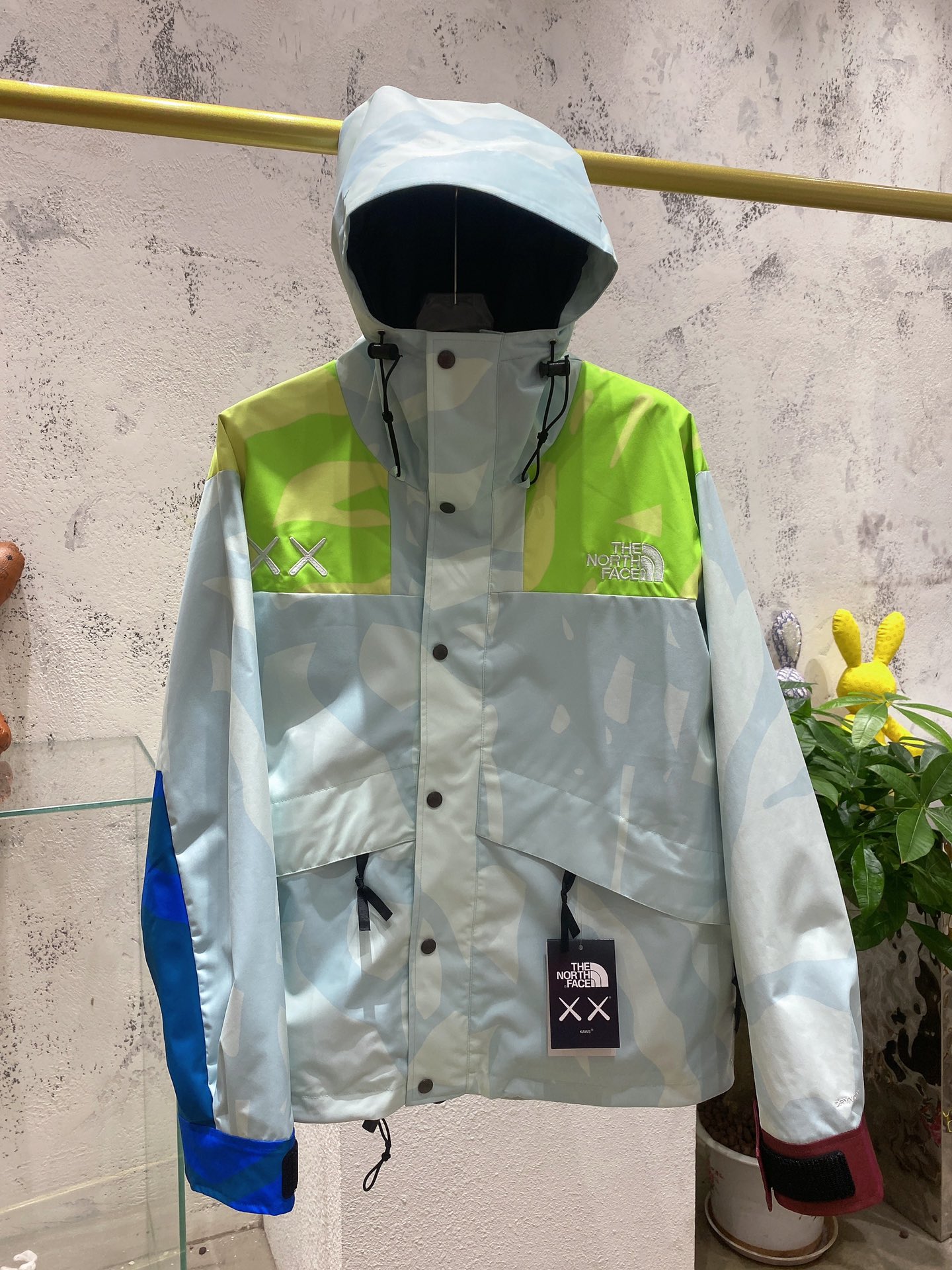 北面联名冲锋衣外套•thenorthface北面kaws联名系列硬壳夹克男女同款户外上新|7wlw宽松潮流高街百搭 情侣款 必入 男女同款the north face xx kaws倾力打造 汇聚两种思维 共赴一个未来dryvent全压胶外壳科技面料 防水 排湿 耐磨！良好的耐久性及功能性的同时 仍能保持良好的透气性 双门襟设计➕带压合帽边给你保护 ！隐藏袋设计 户外通勤各种满足 ！colour：蓝色 绿色 紫色size：s m l xl
