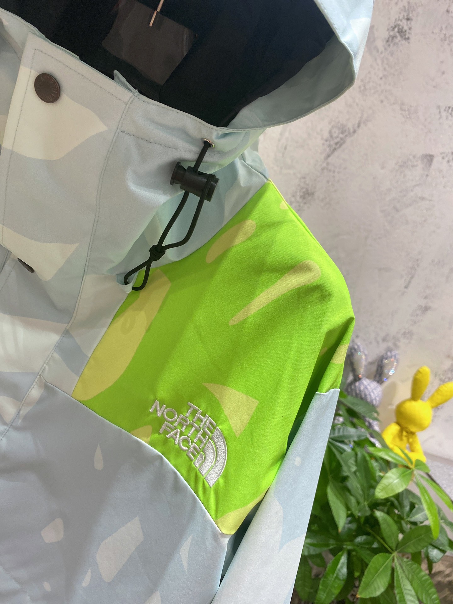 北面联名冲锋衣外套•thenorthface北面kaws联名系列硬壳夹克男女同款户外上新|7wlw宽松潮流高街百搭 情侣款 必入 男女同款the north face xx kaws倾力打造 汇聚两种思维 共赴一个未来dryvent全压胶外壳科技面料 防水 排湿 耐磨！良好的耐久性及功能性的同时 仍能保持良好的透气性 双门襟设计➕带压合帽边给你保护 ！隐藏袋设计 户外通勤各种满足 ！colour：蓝色 绿色 紫色size：s m l xl