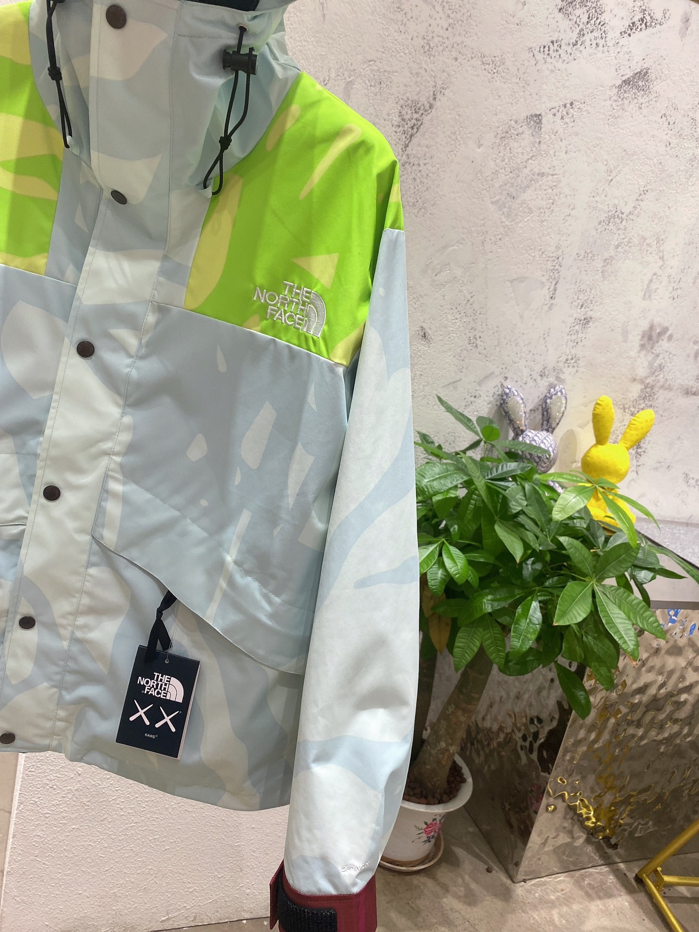 北面联名冲锋衣外套•thenorthface北面kaws联名系列硬壳夹克男女同款户外上新|7wlw宽松潮流高街百搭 情侣款 必入 男女同款the north face xx kaws倾力打造 汇聚两种思维 共赴一个未来dryvent全压胶外壳科技面料 防水 排湿 耐磨！良好的耐久性及功能性的同时 仍能保持良好的透气性 双门襟设计➕带压合帽边给你保护 ！隐藏袋设计 户外通勤各种满足 ！colour：蓝色 绿色 紫色size：s m l xl