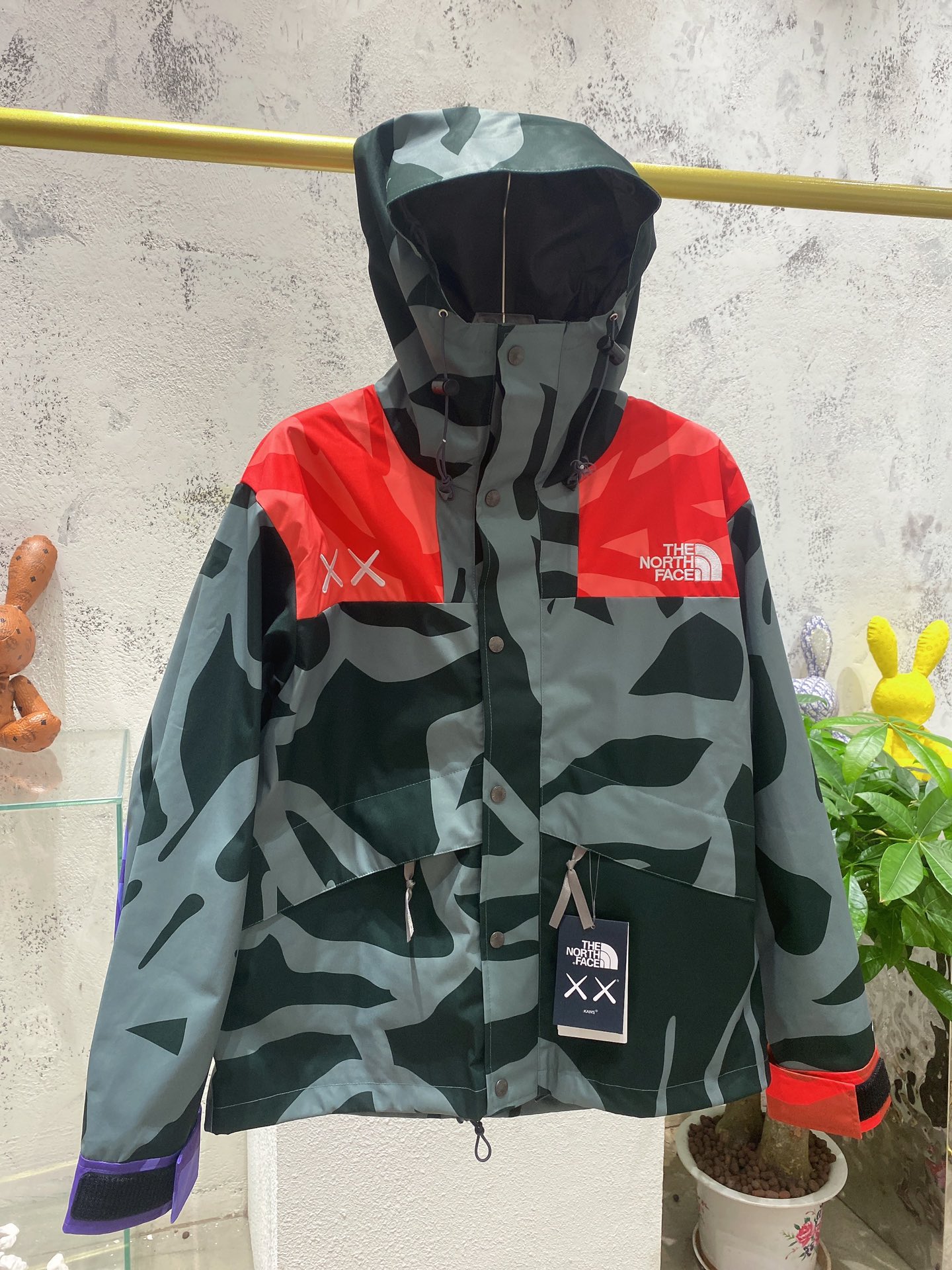 北面联名冲锋衣外套•thenorthface北面kaws联名系列硬壳夹克男女同款户外上新|宽松潮流高街百搭 情侣款 必入 男女同款the north face xx kaws倾力打造 汇聚两种思维 共赴一个未来dryvent全压胶外壳科技面料 防水 排湿 耐磨！良好的耐久性及功能性的同时 仍能保持良好的透气性 双门襟设计➕带压合帽边给你保护 ！隐藏袋设计 户外通勤各种满足 ！colour：蓝色 绿色 紫色size：s m l xl