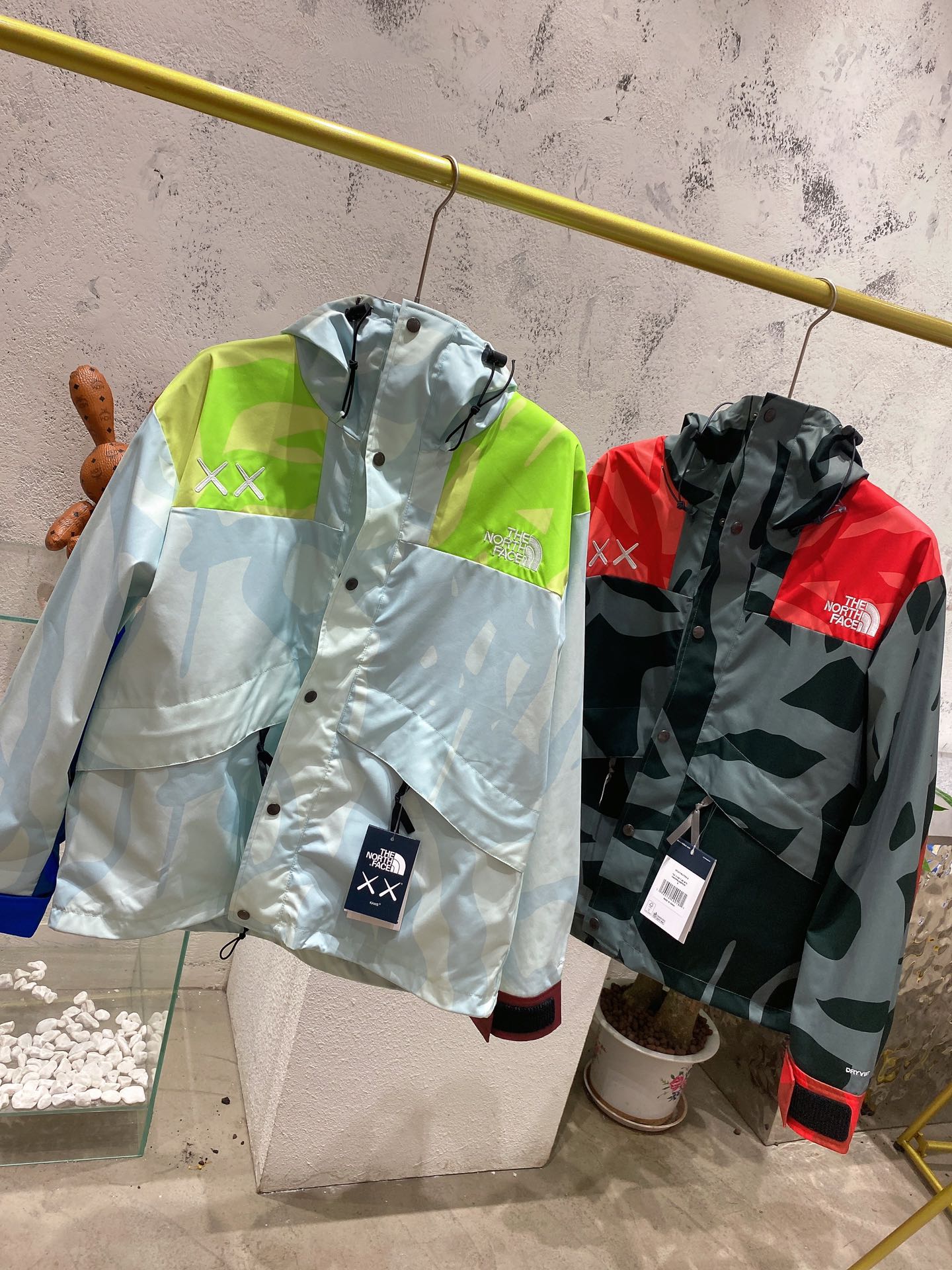 北面联名冲锋衣外套•thenorthface北面kaws联名系列硬壳夹克男女同款户外上新|宽松潮流高街百搭 情侣款 必入 男女同款the north face xx kaws倾力打造 汇聚两种思维 共赴一个未来dryvent全压胶外壳科技面料 防水 排湿 耐磨！良好的耐久性及功能性的同时 仍能保持良好的透气性 双门襟设计➕带压合帽边给你保护 ！隐藏袋设计 户外通勤各种满足 ！colour：蓝色 绿色 紫色size：s m l xl