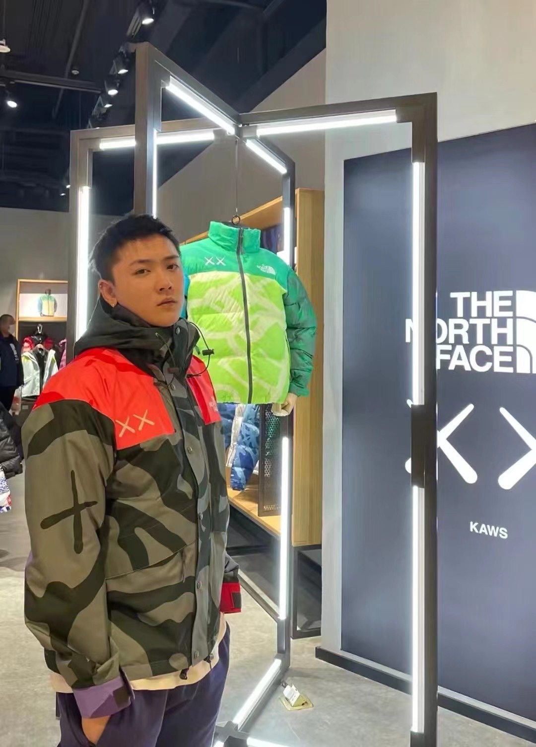 北面联名冲锋衣外套•thenorthface北面kaws联名系列硬壳夹克男女同款户外上新|宽松潮流高街百搭 情侣款 必入 男女同款the north face xx kaws倾力打造 汇聚两种思维 共赴一个未来dryvent全压胶外壳科技面料 防水 排湿 耐磨!良好的耐久性及功能性的同时 仍能保持良好的透气性 双门襟设计➕带压合帽边给你保护!隐藏袋设计 户外通勤各种满足!colour:蓝色 绿色 紫色