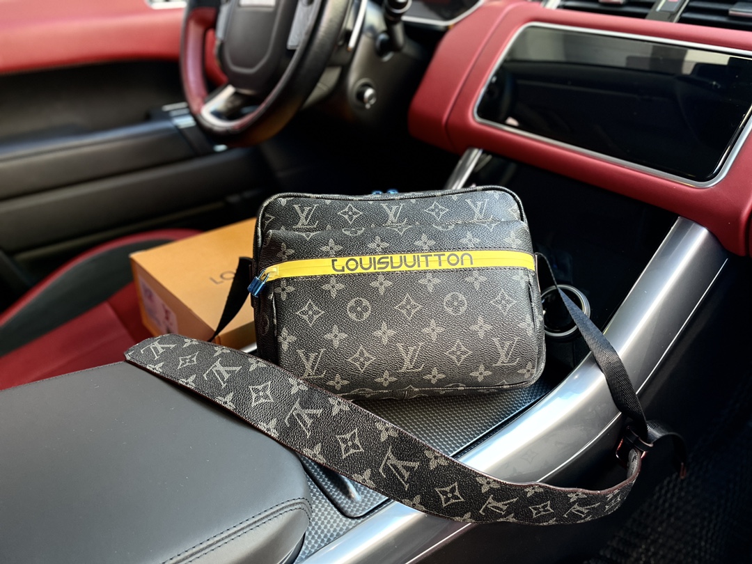 J5 高端货 “Louis Vuitton”邮差包 出自男装艺术总监Kim Jones之手的Messenger小号邮差包， Louis Vuitton 路易威登 LV 涂层帆布材质，配有编织带、防水拉链、抽绳与彩色金属饰件，尽显运动风范。商务工作中的理想伴侣。尺寸：28/18/5。配：礼盒。P220