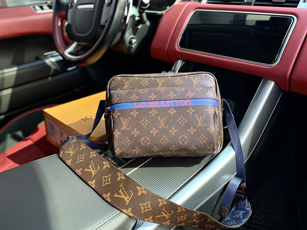 J5 高端货 “Louis Vuitton”邮差包 出自男装艺术总监Kim Jones之手的Messenger小号邮差包， Louis Vuitton 路易威登 LV 涂层帆布材质，配有编织带、防水拉链、抽绳与彩色金属饰件，尽显运动风范。商务工作中的理想伴侣。M43829尺寸：28/18/5。配：礼盒。P220