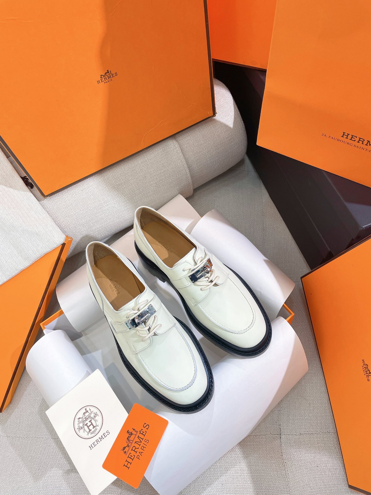 NO:232940,New H brand... Official website First kelly buckle flat-sole lock leather shoes Loafers Oxford shoes Herme* top-level original single version, ZP comparison and making, the highest version on the market is not afraid of comparison, can withstand any comparison ZP quality, upper H special top-level cowhide leather. Inner and insole are fixedly dyed sheepskin. Sole open molded rubber sole. Shoe style is also consistent with ZP high-end black and silver kelly buckle, it is really the latest same as yyds Yang Mi  A pair of hard-to-find designs on the cabinet are super popular thick-soled derby shoes this year. They look flat, but in fact they are thick heels   thick water table height-enhancing designs. They are easy to wear and look high with brand new top-layer cowhide fabric. The design is very good. The whole pair of shoes is very comfortable to wear. They are first-class with jeans, trousers, and leggings. The soles have gears and anti-slip designs. Casual and versatile, and it is OK for a slightly formal occasion. Wear a good-looking and decent style. The H brand shoes are suitable for age groups, very practical and high-end brands, and the feet are super elegant~ Color cream silver buckle, black silver buckle. Size 35-39 (40 sizes can be customized without return) with H full set of high-end packaging, loafers, hermes, loafers, jeans, cowhide, sheepskin19860909上新H牌..官网款First kelly扣平底锁扣小皮鞋 乐福鞋 牛津鞋 Herme*顶级原单版,ZP对比做货,市面最高版本不怕货比货,经得起任意对比 ZP品质,鞋面H家专用顶级头层牛皮.内里、鞋垫定染绵羊皮.鞋底开模橡胶鞋底.鞋型也跟ZP一致高端 黑银kelly扣,真是yyds杨幂最新同款 柜上一对难求设计是今年超级流行的厚底德比鞋,看起来是平底,其实是超3cm的厚鞋跟 厚水台内增高设计,好穿又显高搭配全新的头层牛皮面料,设计非常好看整双鞋子上脚非常舒适,搭配牛仔裤、小脚裤、打底裤都一流,鞋底有齿轮防滑设计.休闲百搭,稍微正式的场合也ok.上脚立马穿出妥妥的贵妇休闲风.H牌的鞋子适合的年龄段跨度非常大,非常实用高端大牌,上脚超有气质的~ 颜色奶油白银扣,黑色银扣 码数35-39码（40码可定制不退换） 配H全套高端包装,乐福鞋,hermes,loafers,jeans,cowhide,sheepskin,Women's Shoes