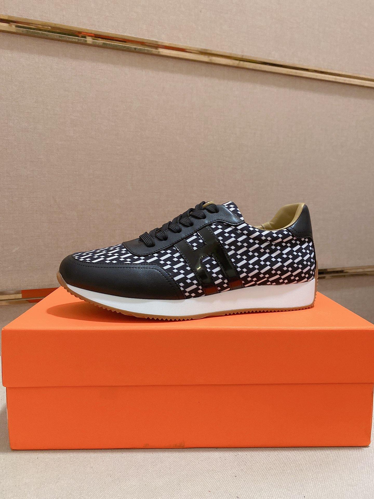 I0 HERMES经典原单版本 Hermes 爱马仕 ；顶级代购男士最新专柜同步发售，意大利进口原版头层牛皮凸显高端·贵气·档次做工考究意大利进口牛皮内里鞋底：原厂特供原版底，独家双层活动·TPR·橡胶·组合成型大底;超级·舒适·耐磨·防滑·环保 实物拍摄实物更漂亮高品质·跟单货可随意进出专柜＊