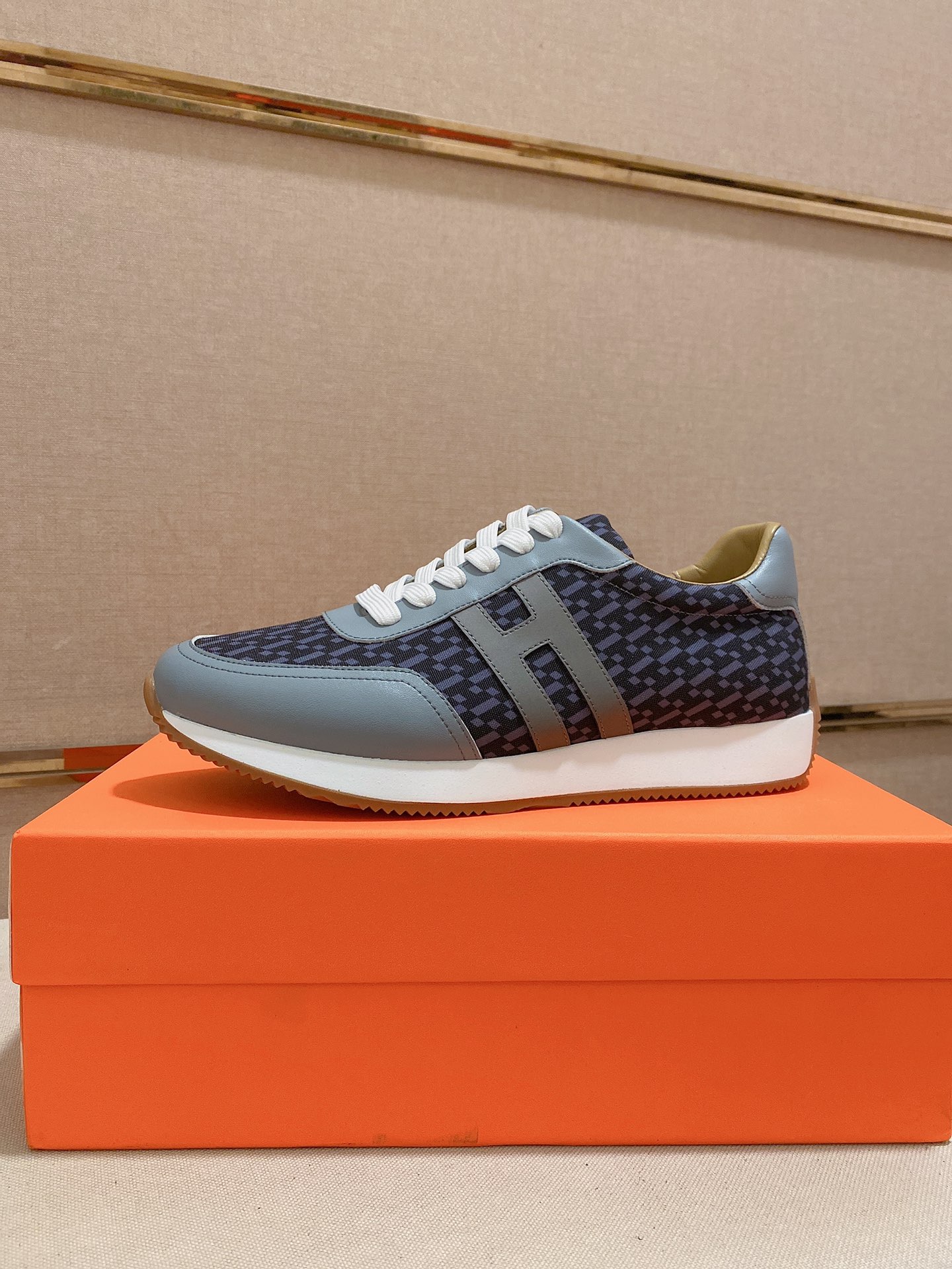 I0 HERMES经典原单版本 Hermes 爱马仕 ；顶级代购男士最新专柜同步发售，意大利进口原版头层牛皮凸显高端·贵气·档次做工考究意大利进口牛皮内里鞋底：原厂特供原版底，独家双层活动·TPR·橡胶·组合成型大底;超级·舒适·耐磨·防滑·环保 实物拍摄实物更漂亮高品质·跟单货可随意进出专柜＊