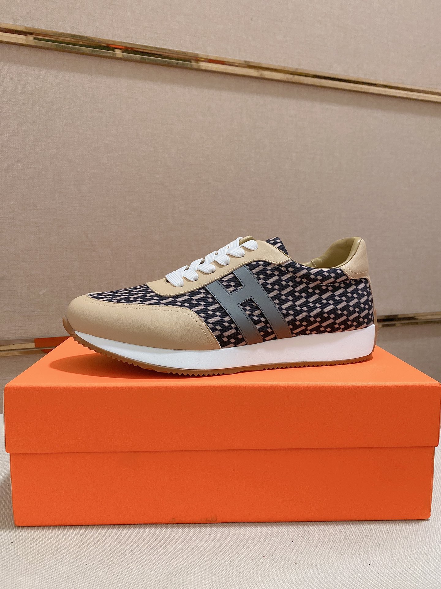 I0 HERMES经典原单版本 Hermes 爱马仕 ；顶级代购男士最新专柜同步发售，意大利进口原版头层牛皮凸显高端·贵气·档次做工考究意大利进口牛皮内里鞋底：原厂特供原版底，独家双层活动·TPR·橡胶·组合成型大底;超级·舒适·耐磨·防滑·环保 实物拍摄实物更漂亮高品质·跟单货可随意进出专柜＊