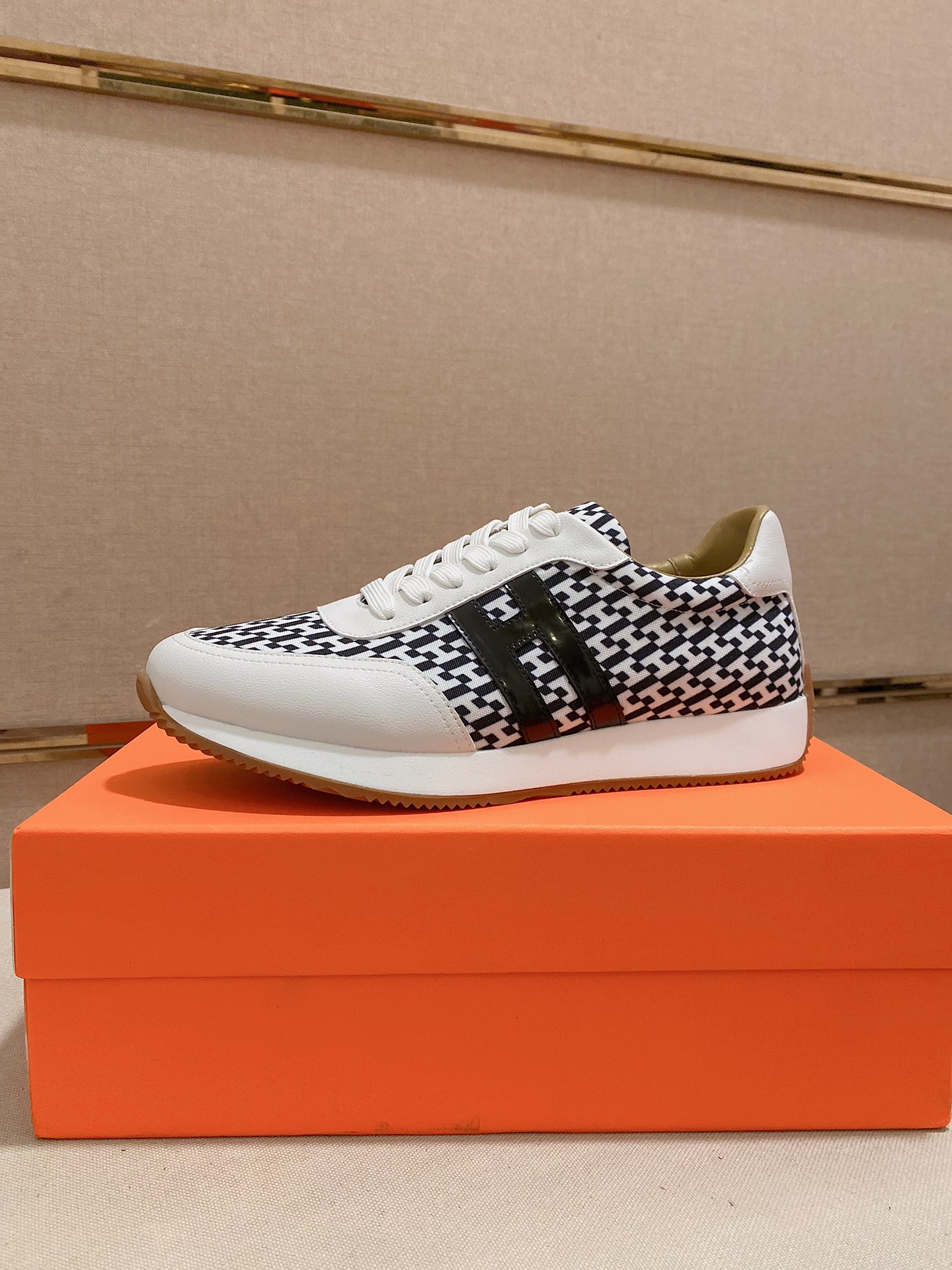 I0 HERMES经典原单版本 Hermes 爱马仕 ；顶级代购男士最新专柜同步发售，意大利进口原版头层牛皮凸显高端·贵气·档次做工考究意大利进口牛皮内里鞋底：原厂特供原版底，独家双层活动·TPR·橡胶·组合成型大底;超级·舒适·耐磨·防滑·环保 实物拍摄实物更漂亮高品质·跟单货可随意进出专柜＊