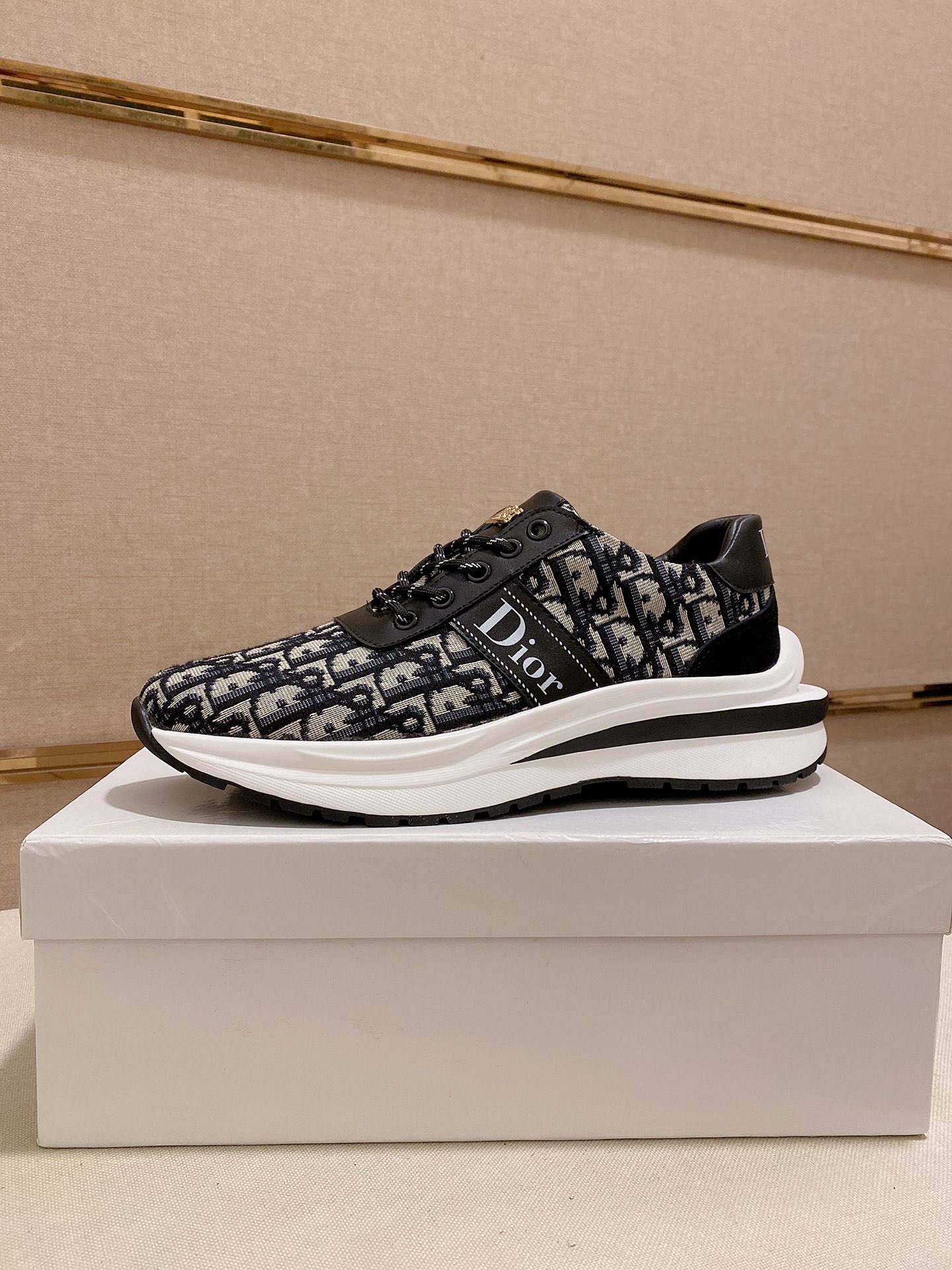 I5 迪奥·Dior休闲运动风男鞋，全新春夏季款设计，完美做工，系带懒人款打造装柜品质，鞋面：进口头层牛皮，羊皮内里柔软舒适，超轻TPU耐磨大底、简约、百搭风时装男鞋，优颜色