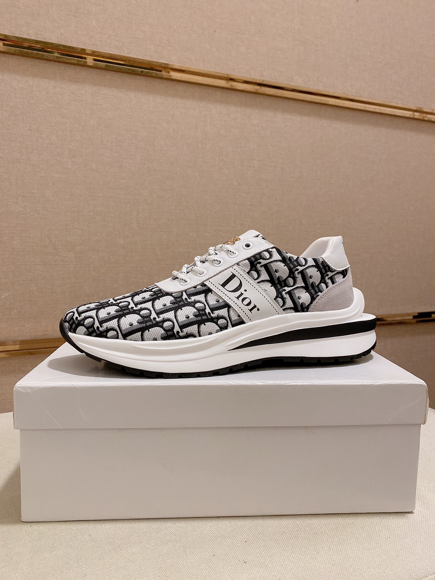 I5 迪奥·Dior休闲运动风男鞋，全新春夏季款设计，完美做工，系带懒人款打造装柜品质，鞋面：进口头层牛皮，羊皮内里柔软舒适，超轻TPU耐磨大底、简约、百搭风时装男鞋，优颜色