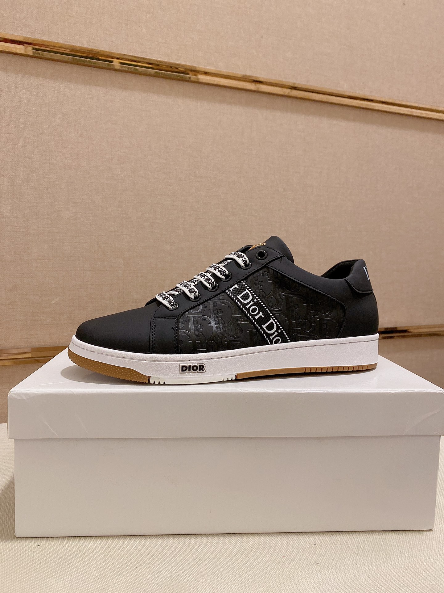 I0 迪奥·Dior休闲运动风男鞋，全新春夏季款设计，完美做工，系带懒人款打造装柜品质，鞋面：进口头层牛皮，羊皮内里柔软舒适，超轻TPU耐磨大底、简约、百搭风时装男鞋，优颜色