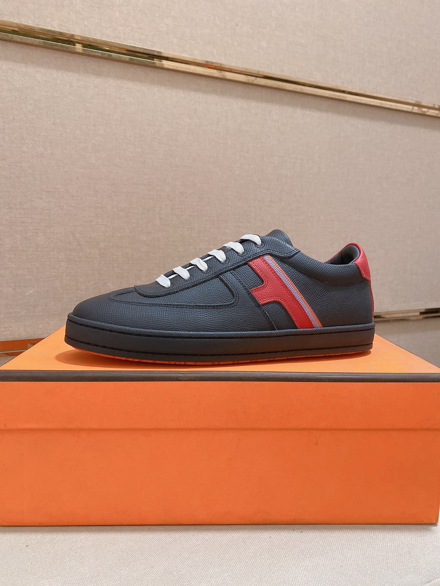 L0 HERMES经典原单版本 Hermes 爱马仕 ；顶级代购男士最新专柜同步发售，意大利进口原版掌纹牛皮凸显高端·贵气·档次做工考究意大利进口水染牛皮内里鞋底：原厂特供原版底，独家双层活动·TPR·橡胶·组合成型大底;超级·舒适·耐磨·防滑·环保 实物拍摄实物更漂亮高品质·跟单货可随意进出专柜＊