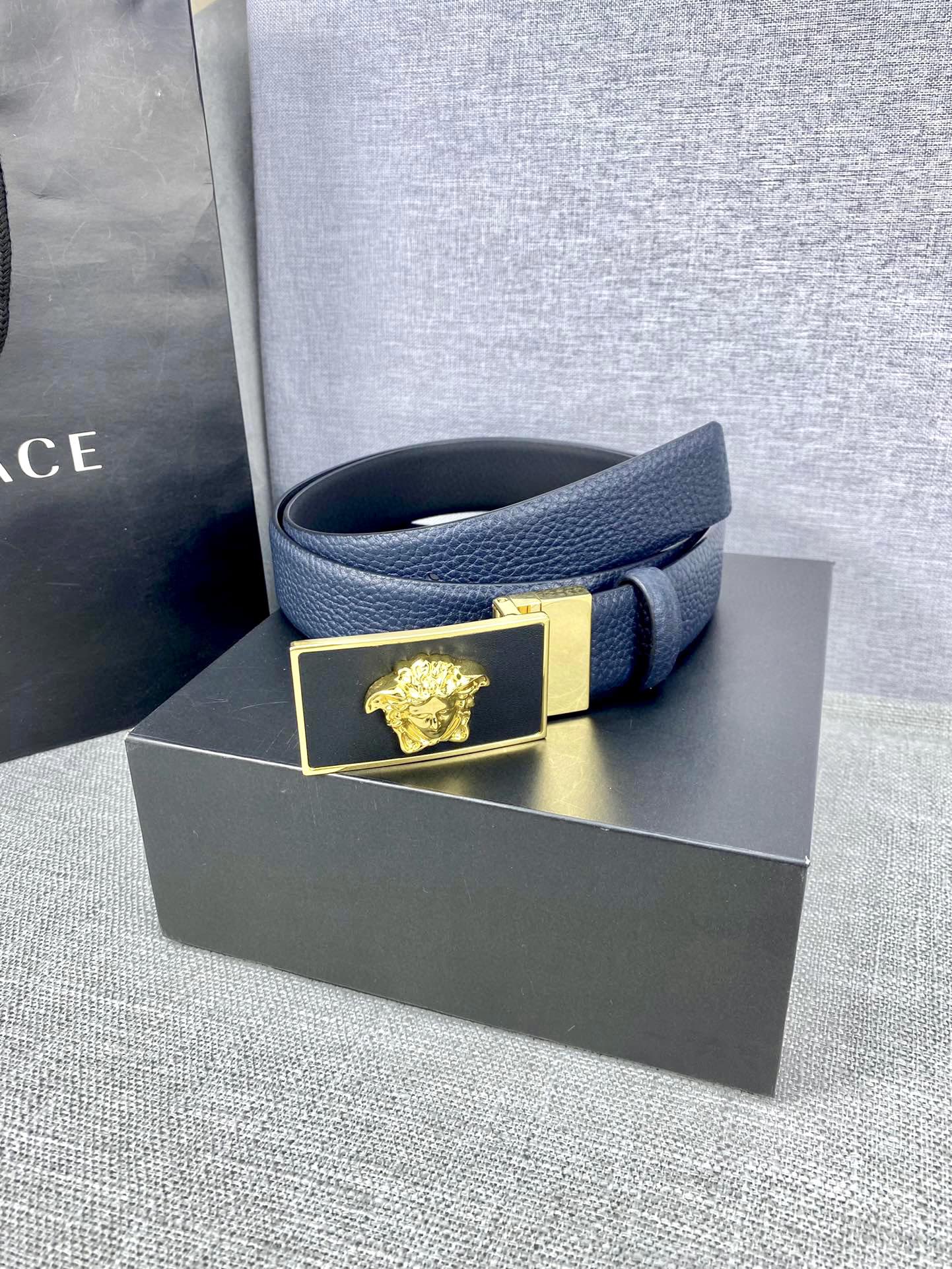 Versace 3D Medusa Belt from Palazzo Series: Ancient Greek Style with Modern Twist - 图片 3