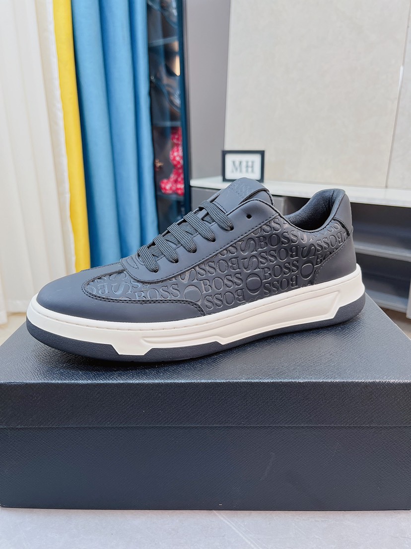 I5 boss 以经典的设计成为永不落幕的时尚宠儿，经典的休闲造型。鞋面采用顶级丝绸皮网布拼接 品牌logo点缀 彰显品牌魅力；头层真皮里[太阳][太阳]品牌专用大底，耐磨，轻便，