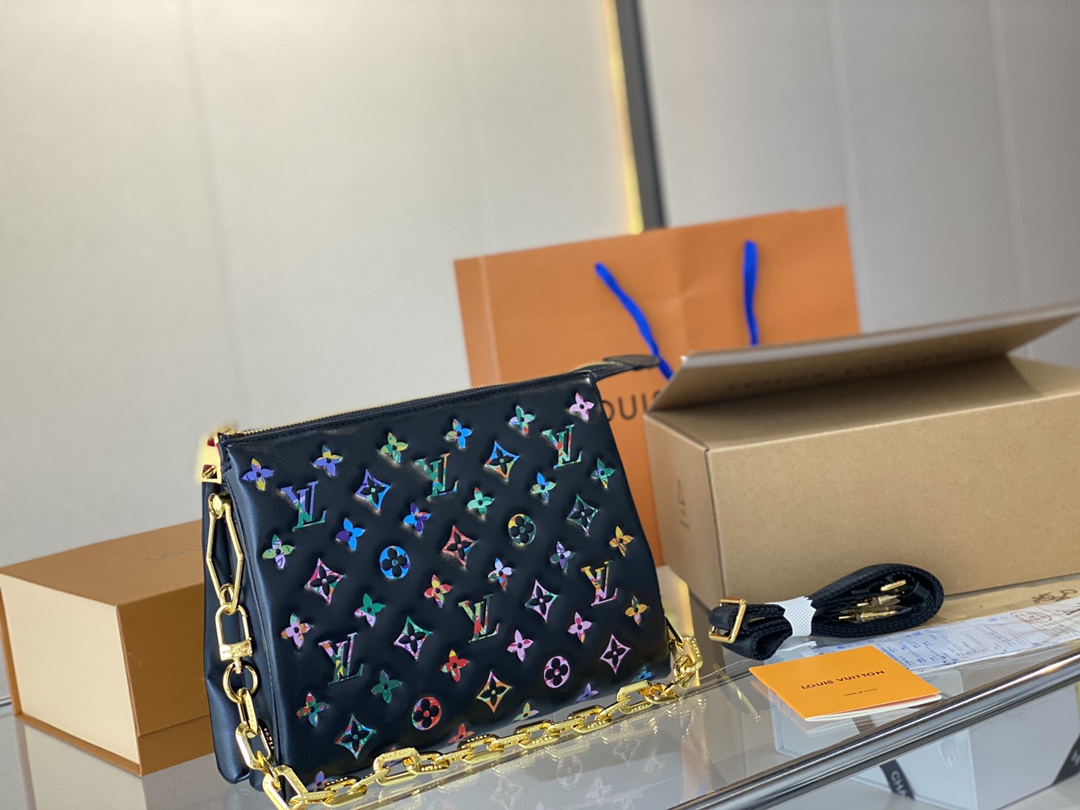 K5  Louis Vuitton 路易威登 LV  2022 Coussin 官网洗漱包 超级美腻  Louis Vuitton 路易威登 LV  原单品质最新手拿包 洗漱包 可单肩斜挎 配宽肩带 戴帽链条 超高质量 原版五金打造的极富创意上身效果极佳，设计理念独特精匠之作 尺寸：27 *20 cm