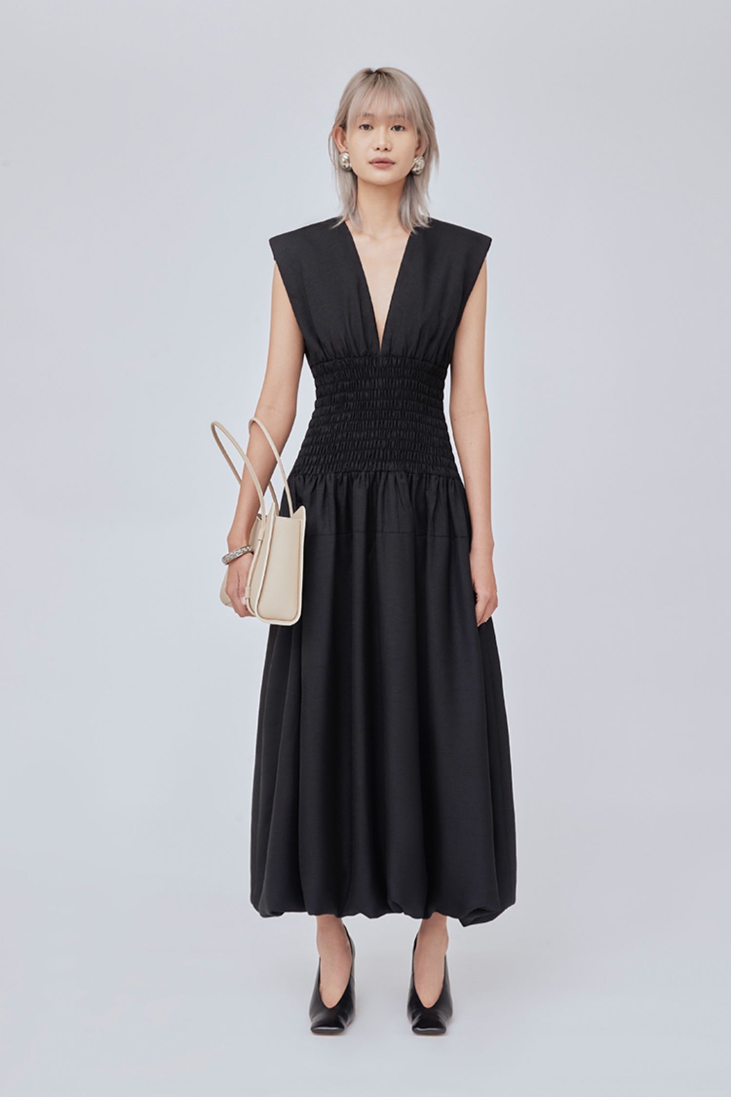 CHATS越南小众设计师品牌2024新款V领纯色无袖蓬蓬裙连衣裙黑白两色smlxl