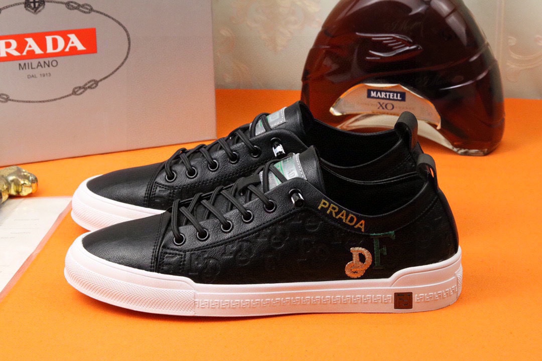 I0 高品质PRADA普拉达上市著名奢侈品牌，专柜同步更新，意大利男鞋时尚杂志季刊封面主推款鞋面采用意大利进口小牛皮，羊皮内里。原版橡胶大底，上脚舒适有型。 细节无可挑剔。