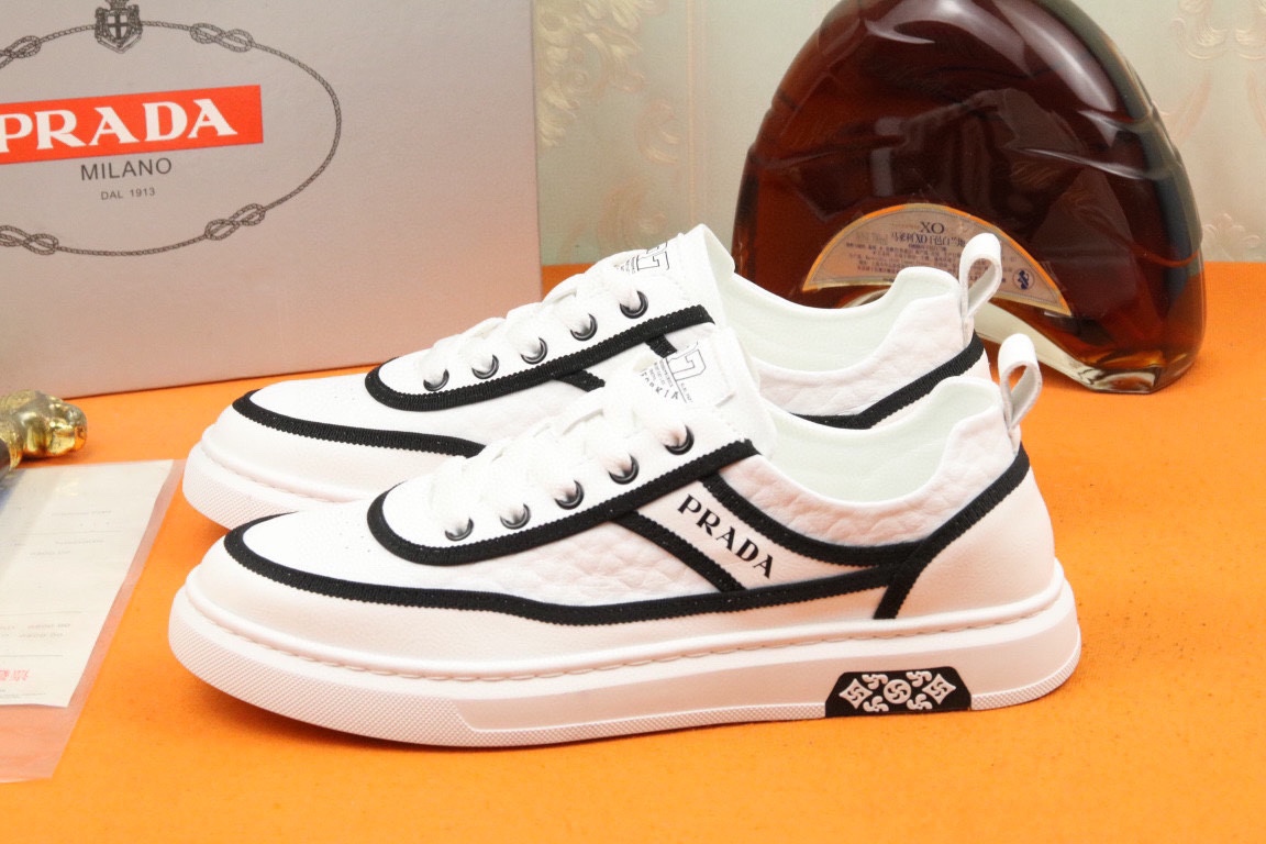 I5 高品质PRADA普拉达上市著名奢侈品牌，专柜同步更新，意大利男鞋时尚杂志季刊封面主推款鞋面采用意大利进口小牛皮，羊皮内里。原版防滑橡胶大底，上脚舒适有型。 细节无可挑剔。