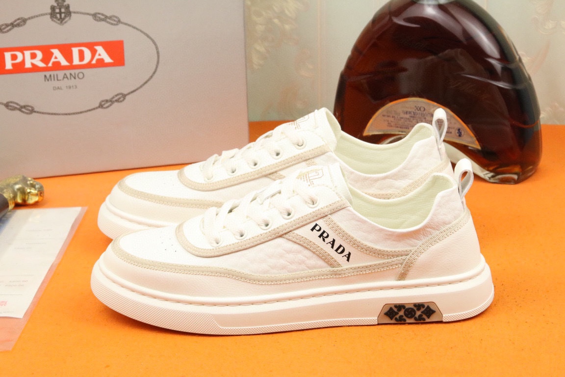 I5 高品质PRADA普拉达上市著名奢侈品牌，专柜同步更新，意大利男鞋时尚杂志季刊封面主推款鞋面采用意大利进口小牛皮，羊皮内里。原版防滑橡胶大底，上脚舒适有型。 细节无可挑剔。