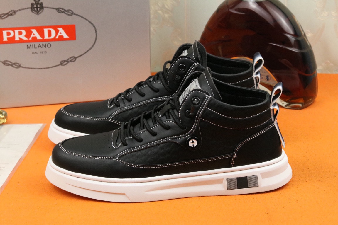 I5 高品质PRADA普拉达上市著名奢侈品牌，专柜同步更新，意大利男鞋时尚杂志季刊封面主推款鞋面采用意大利进口头层牛皮，舒适羊皮内里。原版防滑橡胶大底，上脚舒适有型。 细节无可挑剔。
