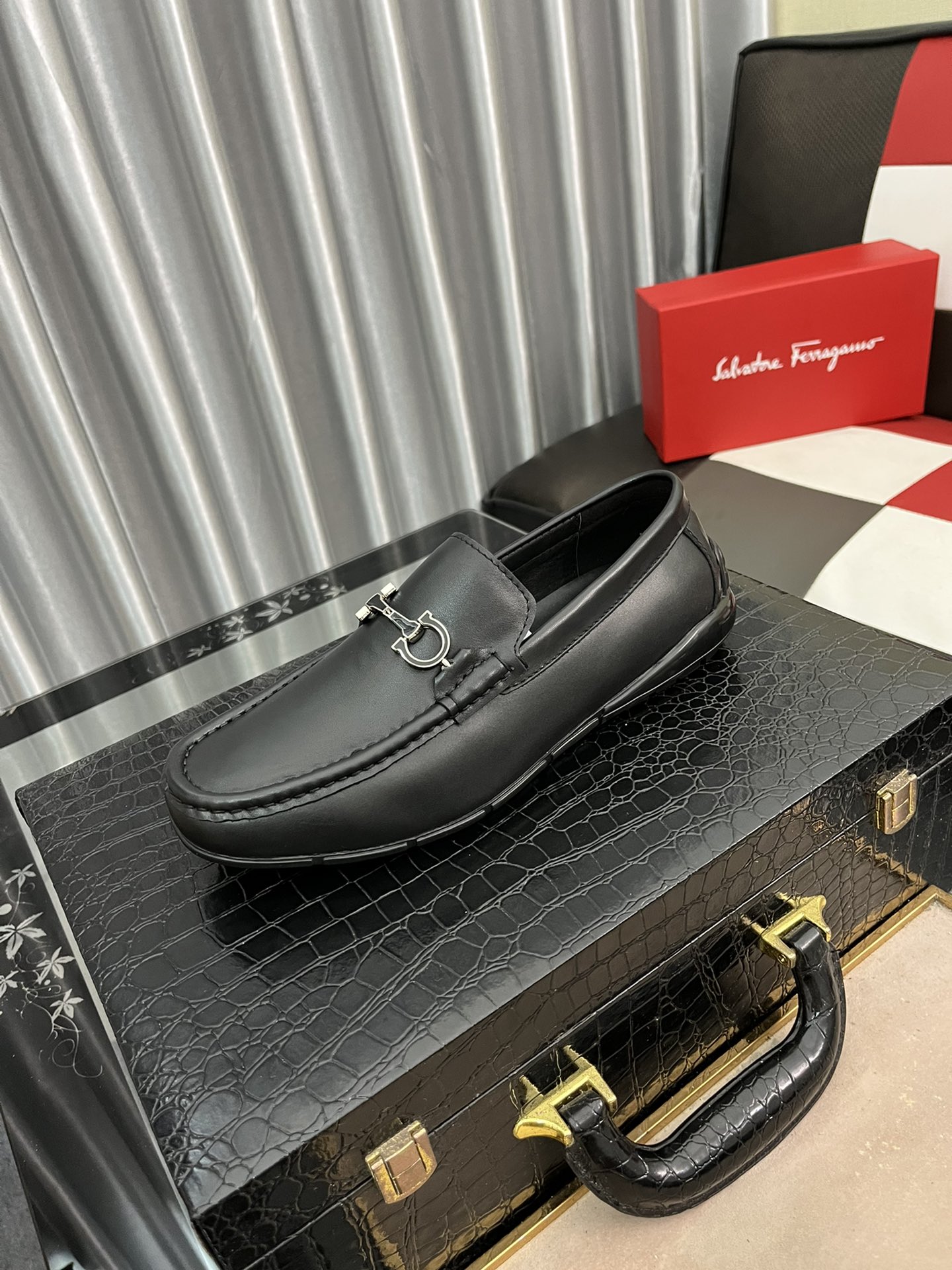 J0 菲拉格慕 Ferragamo 高端品质架豆豆鞋上．风格华贵典雅，实用性和款式并重，我们异常关注质量和细节，鞋楦皮料，做工舒适度都毫不逊色，材质：鞋面进口头层磨砂软牛皮真皮内里，